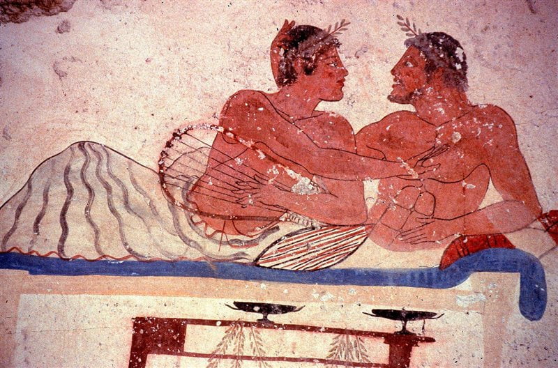 un eromenos con il suo erastes in una scena di sesso pederastico durante un banchetto particolare di un affresco della tomba del tuffatore di paestum ac museo naz